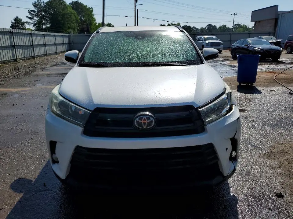 2018 TOYOTA HIGHLANDER SE  