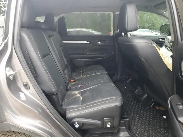 2019 TOYOTA HIGHLANDER SE  