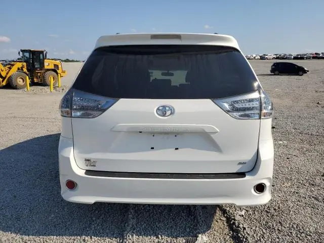 2016 TOYOTA SIENNA SE  