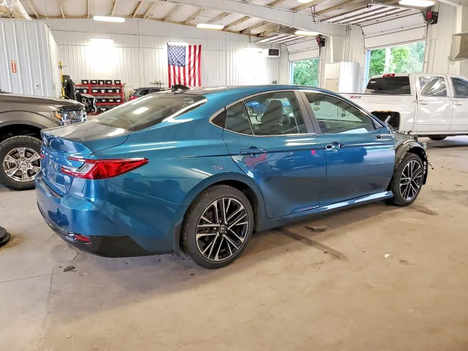 2025 TOYOTA CAMRY XLE  