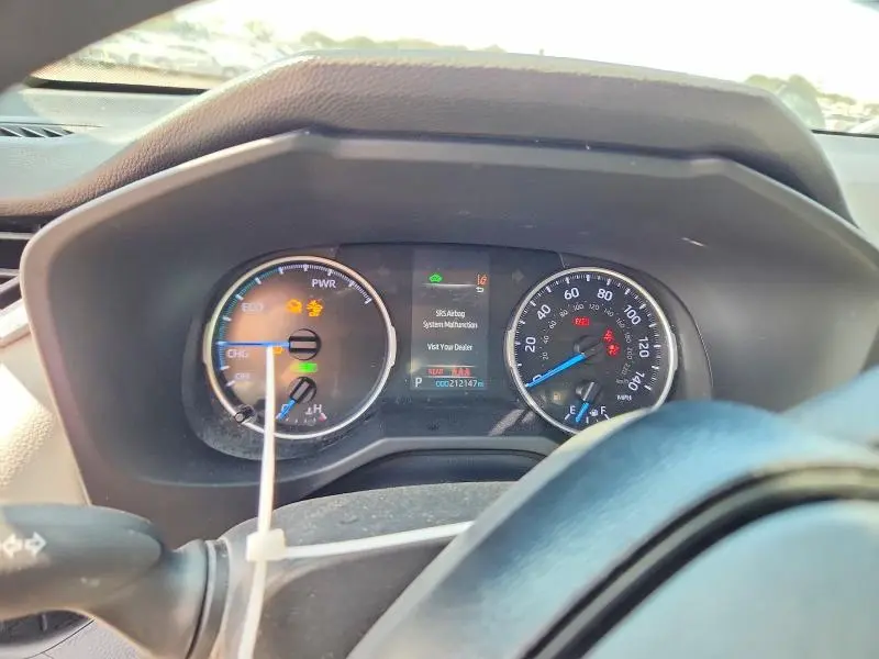 2021 TOYOTA RAV4 XLE  