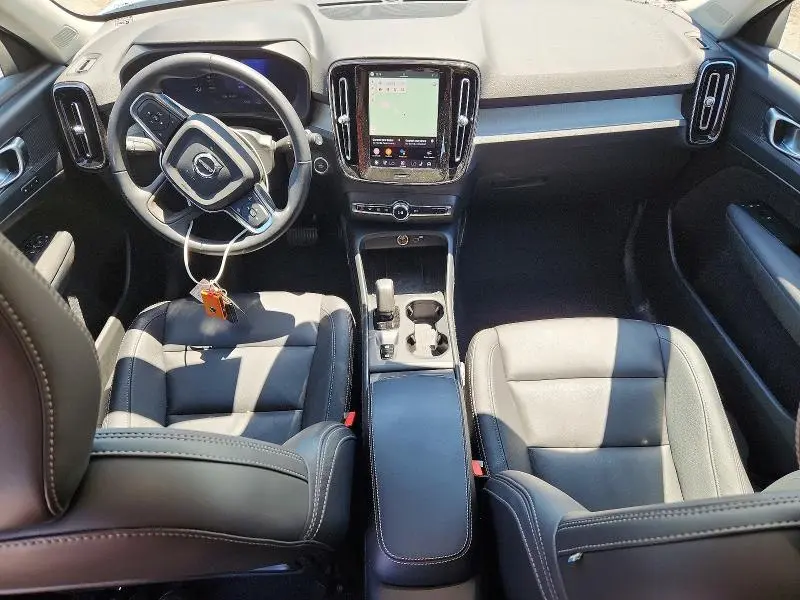 2025 VOLVO XC40 CORE  