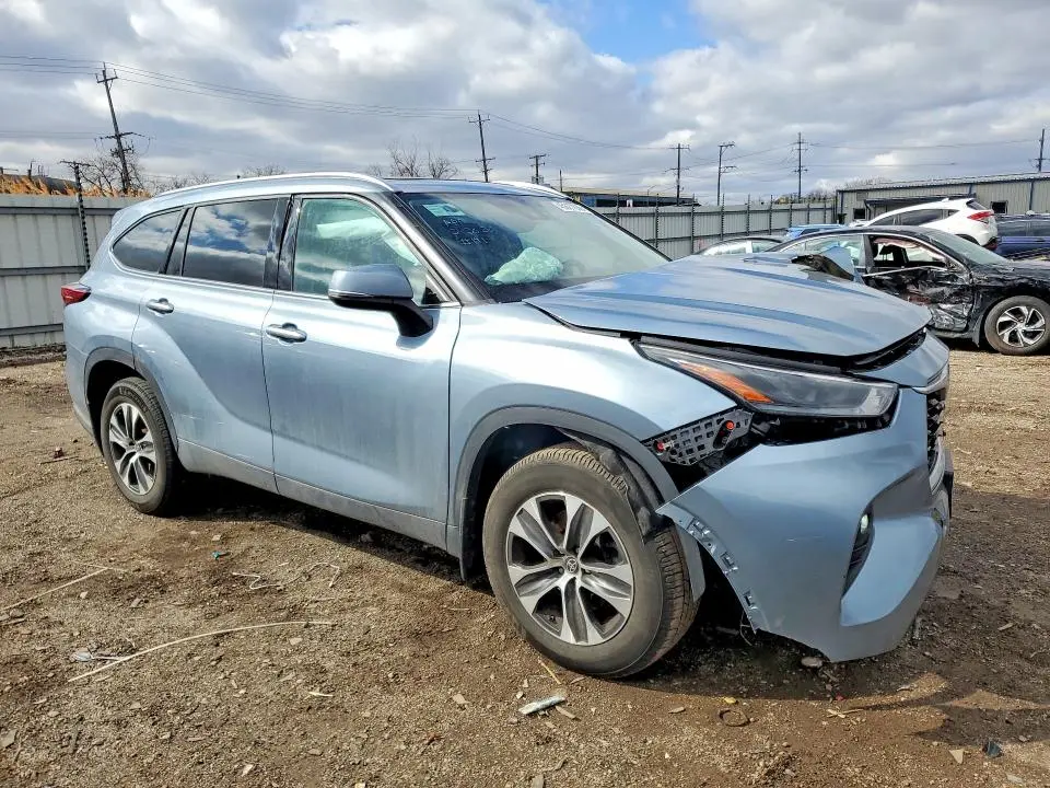 2021 TOYOTA HIGHLANDER XLE  