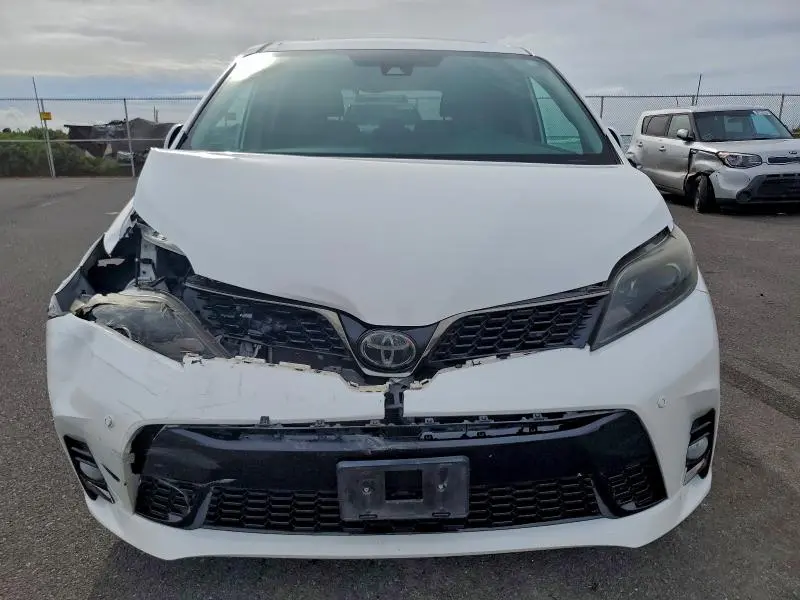 2020 TOYOTA SIENNA SE  