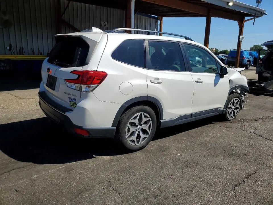 2021 SUBARU FORESTER   