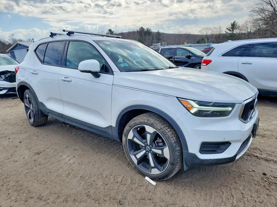 2020 VOLVO XC40 T5 MOMENTUM  