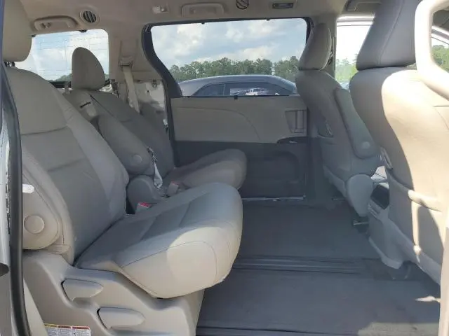 2017 TOYOTA SIENNA XLE  