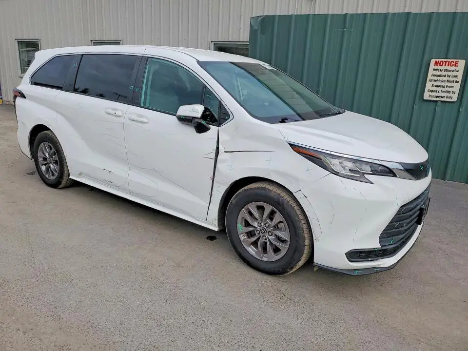 2022 TOYOTA SIENNA LE  
