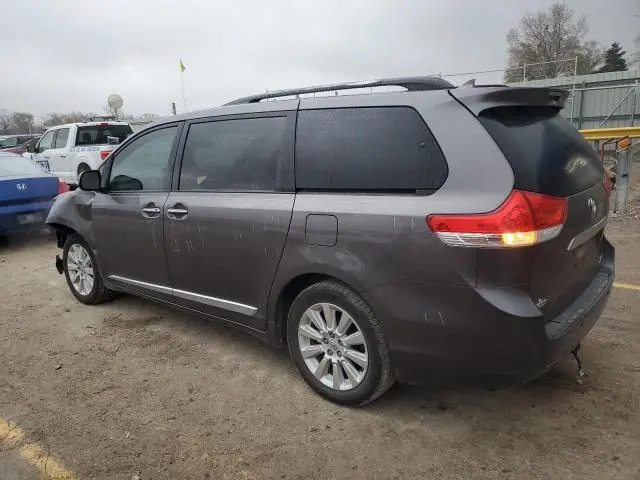 2013 TOYOTA SIENNA XLE  
