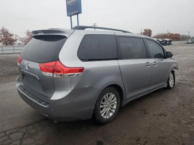 2011 TOYOTA SIENNA XLE  