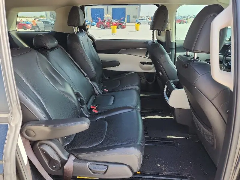 2022 KIA CARNIVAL LX  