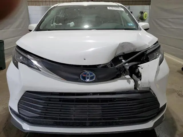 2022 TOYOTA SIENNA LE  