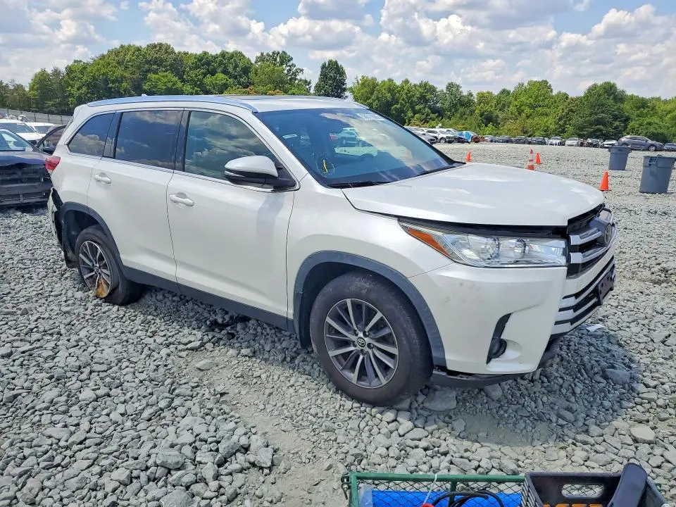 2019 TOYOTA HIGHLANDER XLE  