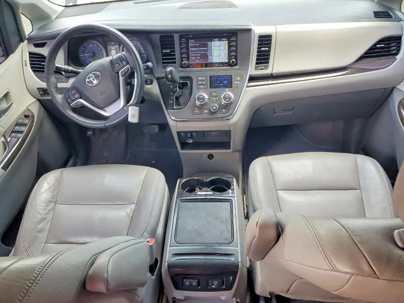 2018 TOYOTA SIENNA XLE 8-PASSENGER  