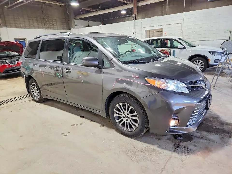 2018 TOYOTA SIENNA XLE 8-PASSENGER  