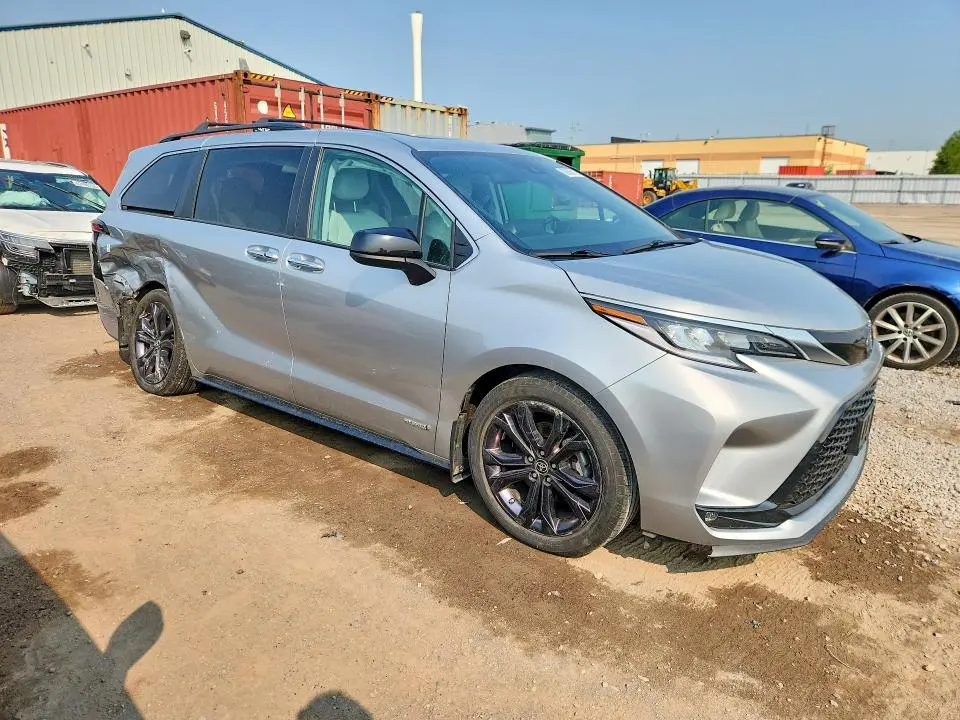 2021 TOYOTA SIENNA LE  