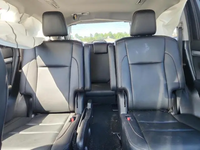 2019 TOYOTA HIGHLANDER SE  