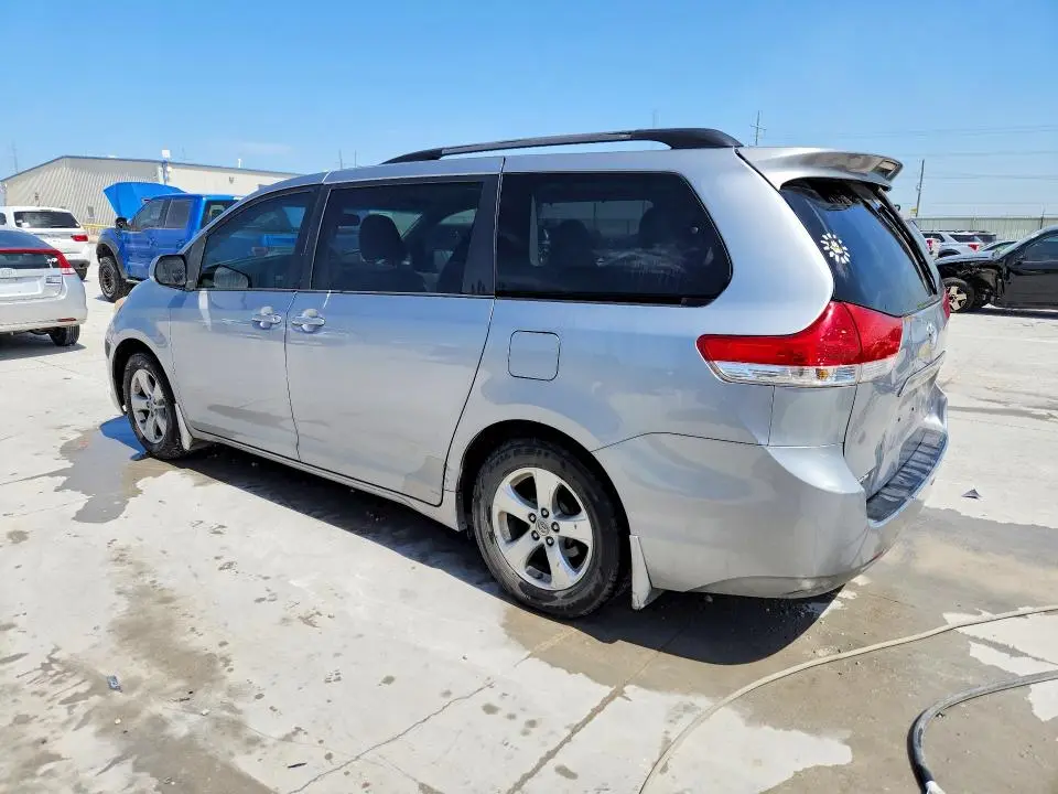 2013 TOYOTA SIENNA LE  