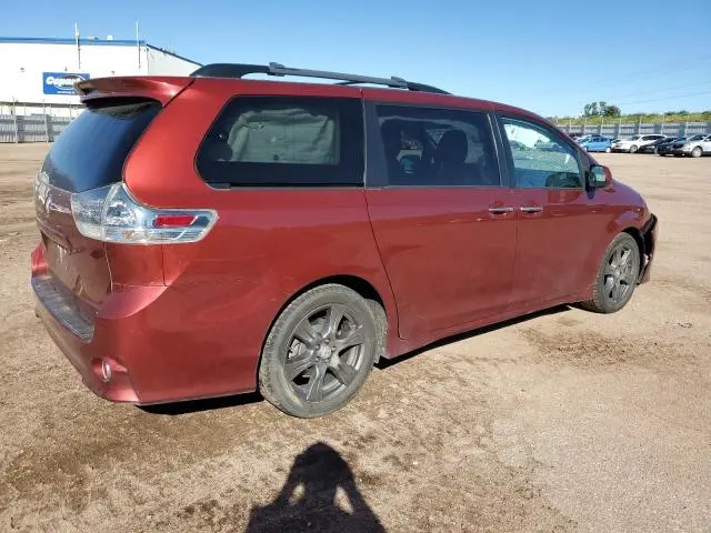 2017 TOYOTA SIENNA SE  