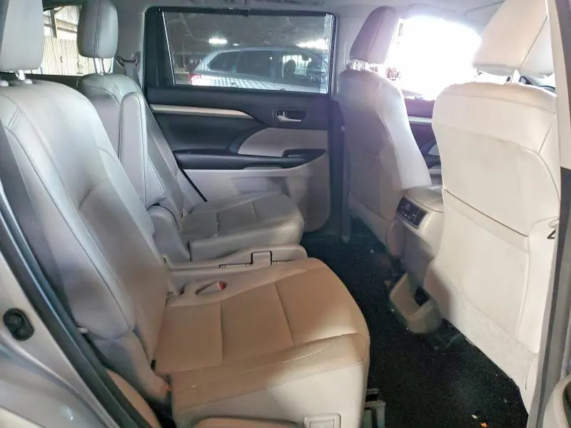 2017 TOYOTA HIGHLANDER SE  