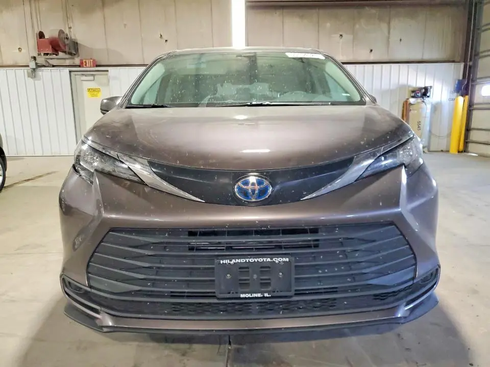 2021 TOYOTA SIENNA LE  