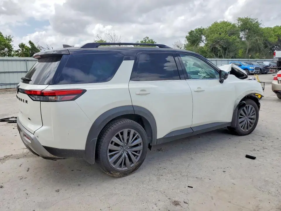 2022 NISSAN PATHFINDER SL  