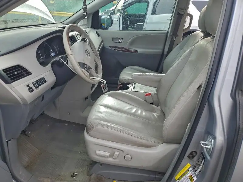 2014 TOYOTA SIENNA XLE  