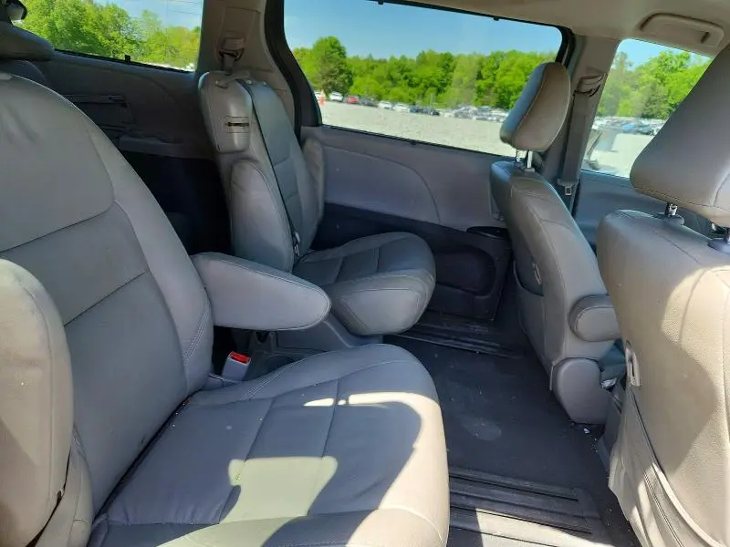 2020 TOYOTA SIENNA LE  