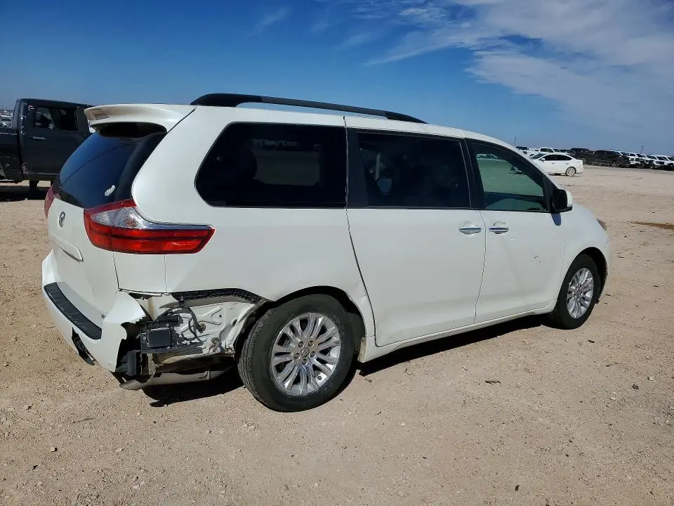 2017 TOYOTA SIENNA XLE  