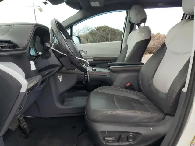 2022 TOYOTA SIENNA XSE  