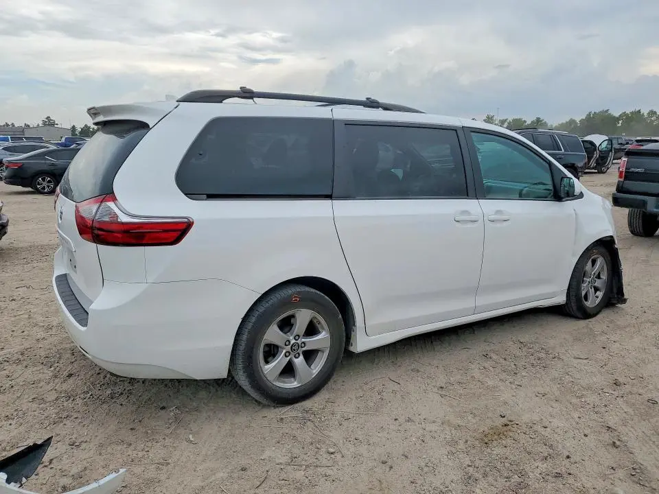 2020 TOYOTA SIENNA LE  