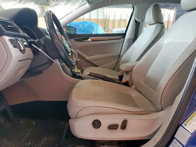 2016 VOLKSWAGEN PASSAT SE  