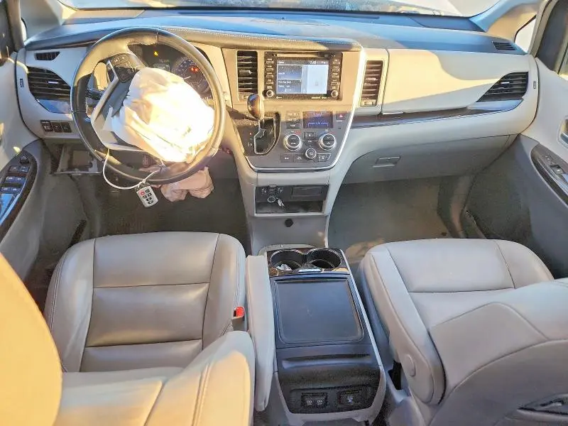 2019 TOYOTA SIENNA XLE  