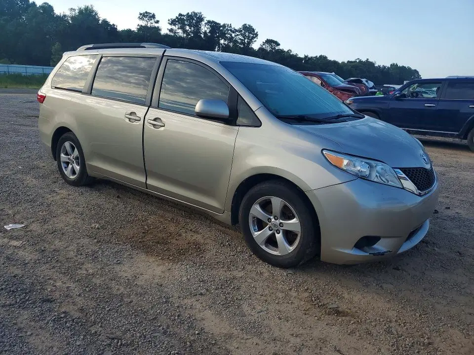 2017 TOYOTA SIENNA LE  
