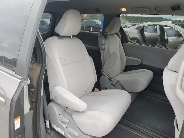 2020 TOYOTA SIENNA LE  