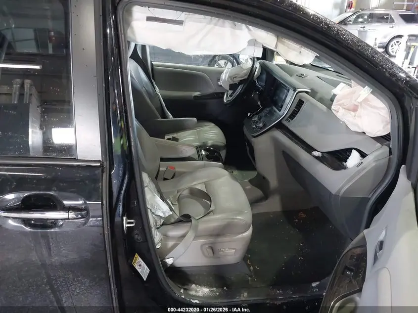 2015 TOYOTA SIENNA XLE 8 PASSENGER