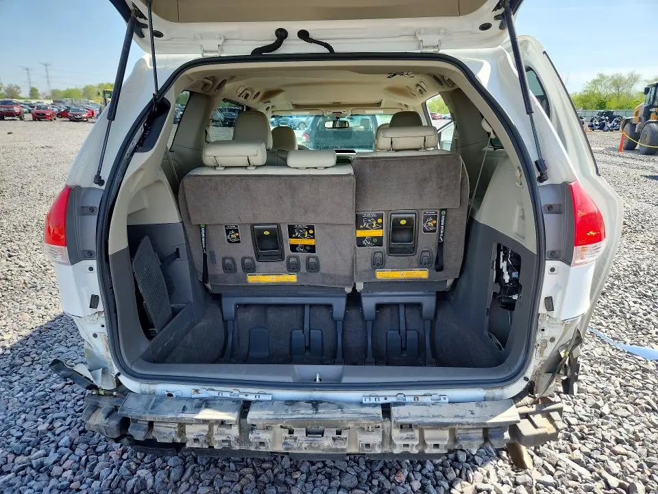2014 TOYOTA SIENNA XLE 8-PASSENGER  