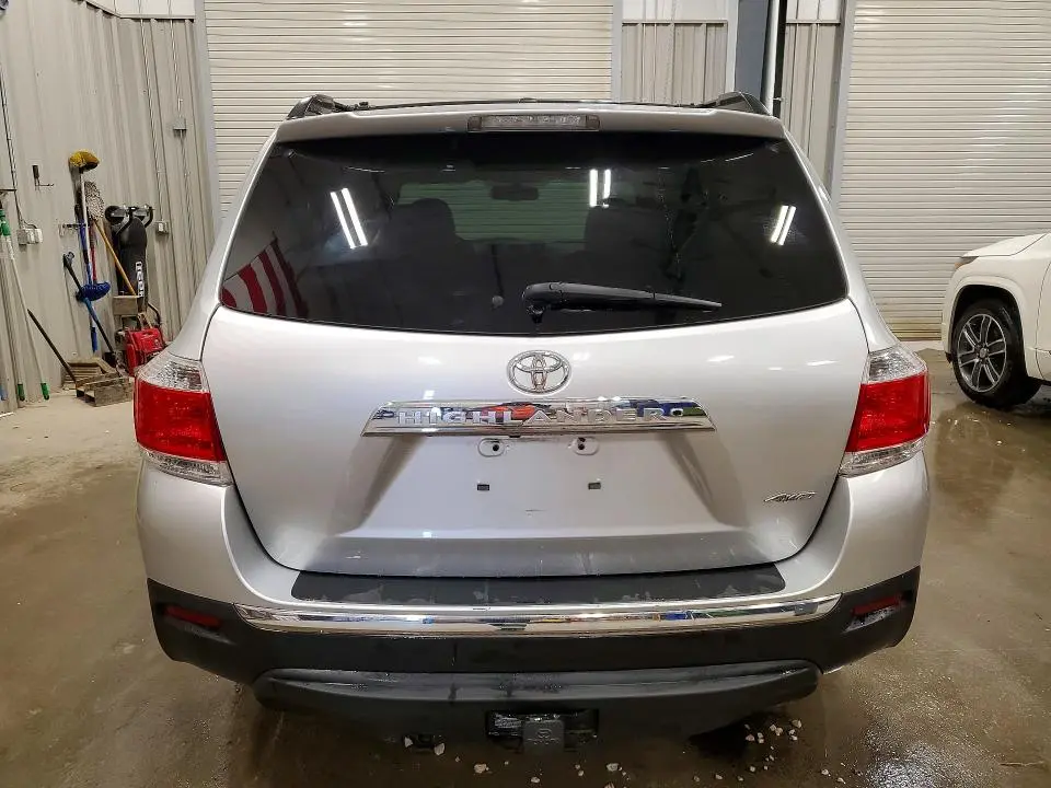 2011 TOYOTA HIGHLANDER SE  