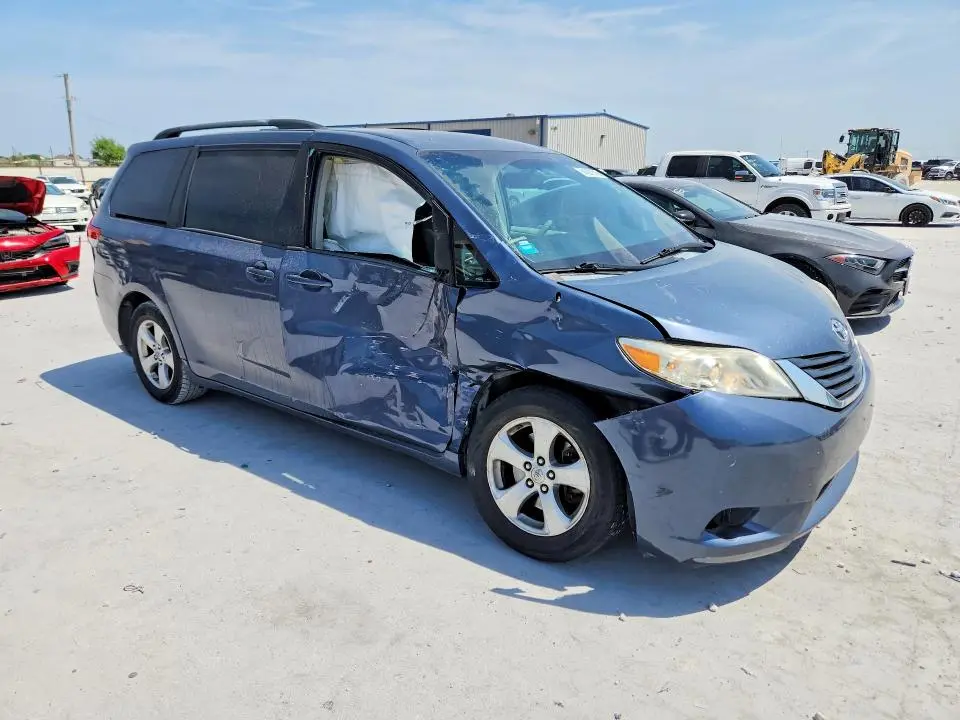 2013 TOYOTA SIENNA LE  