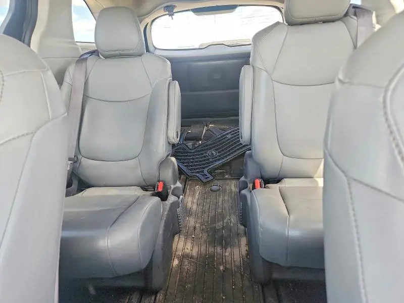 2021 TOYOTA SIENNA XLE  