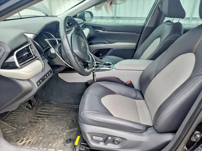 2020 TOYOTA CAMRY XLE  