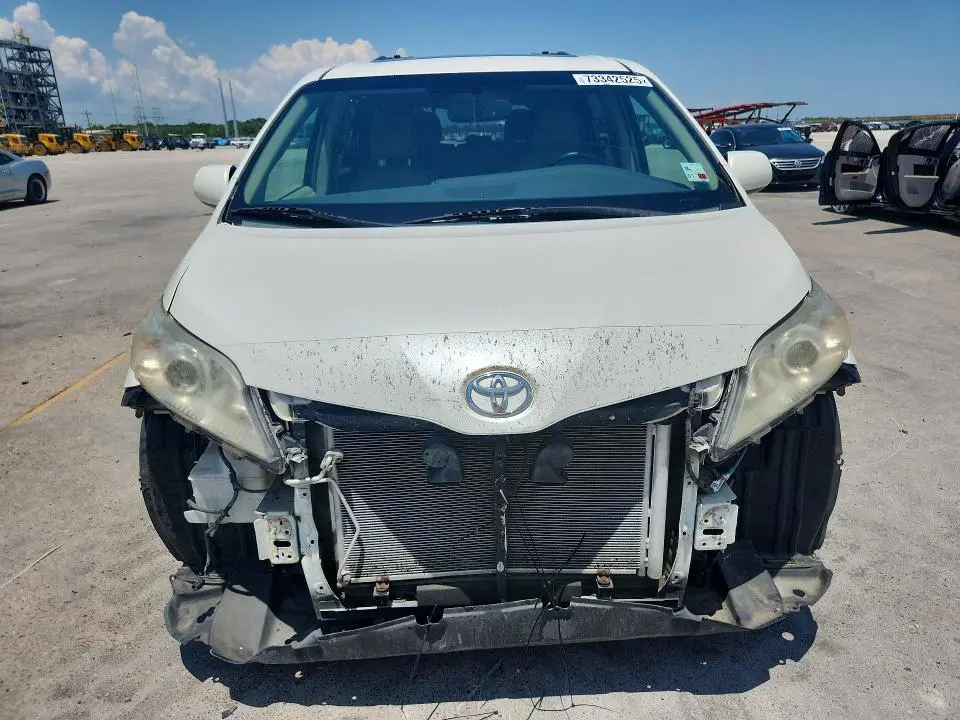 2016 TOYOTA SIENNA XLE 8-PASSENGER  