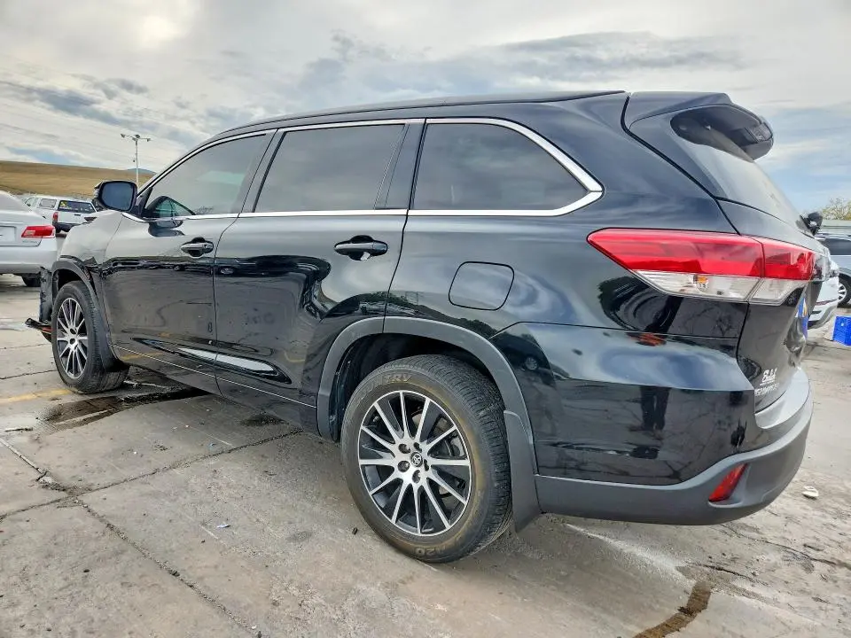 2018 TOYOTA HIGHLANDER SE  