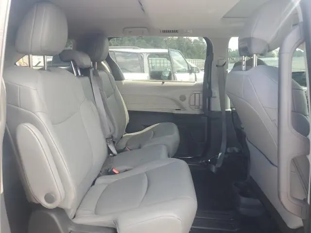2023 TOYOTA SIENNA XLE  
