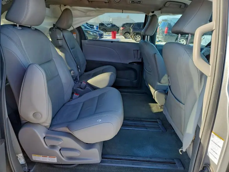 2018 TOYOTA SIENNA XLE  