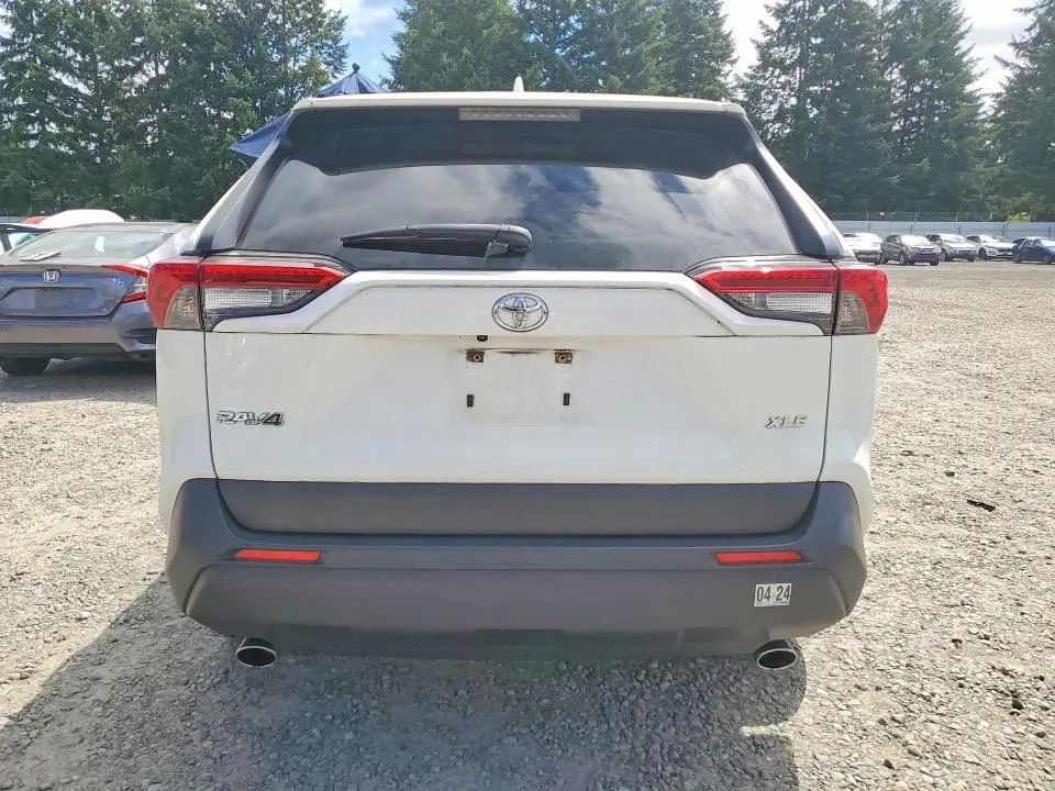 2022 TOYOTA RAV4 XLE  