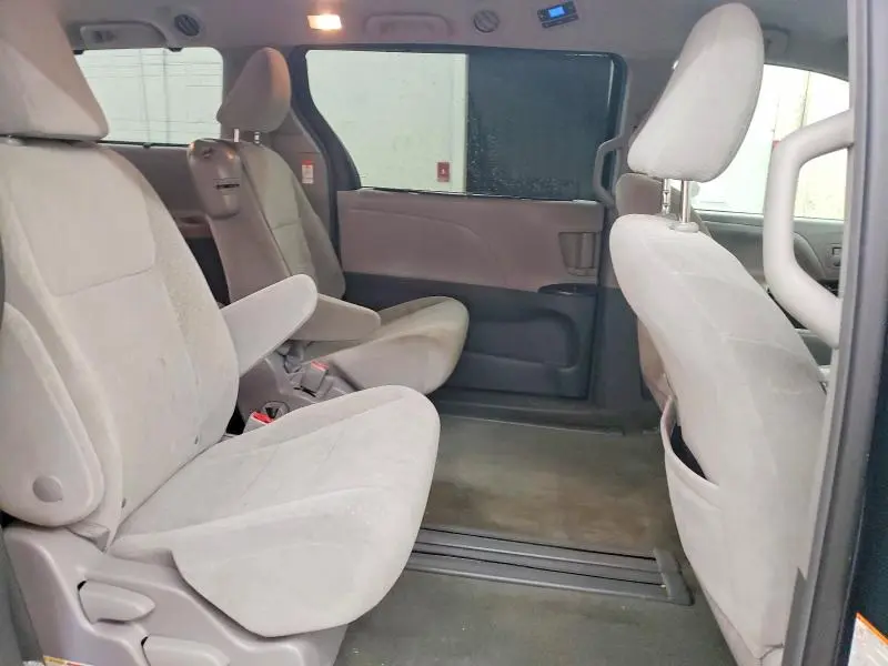 2018 TOYOTA SIENNA LE  