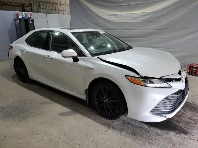 2020 TOYOTA CAMRY XLE  