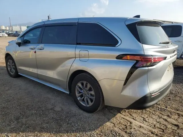 2021 TOYOTA SIENNA LE  