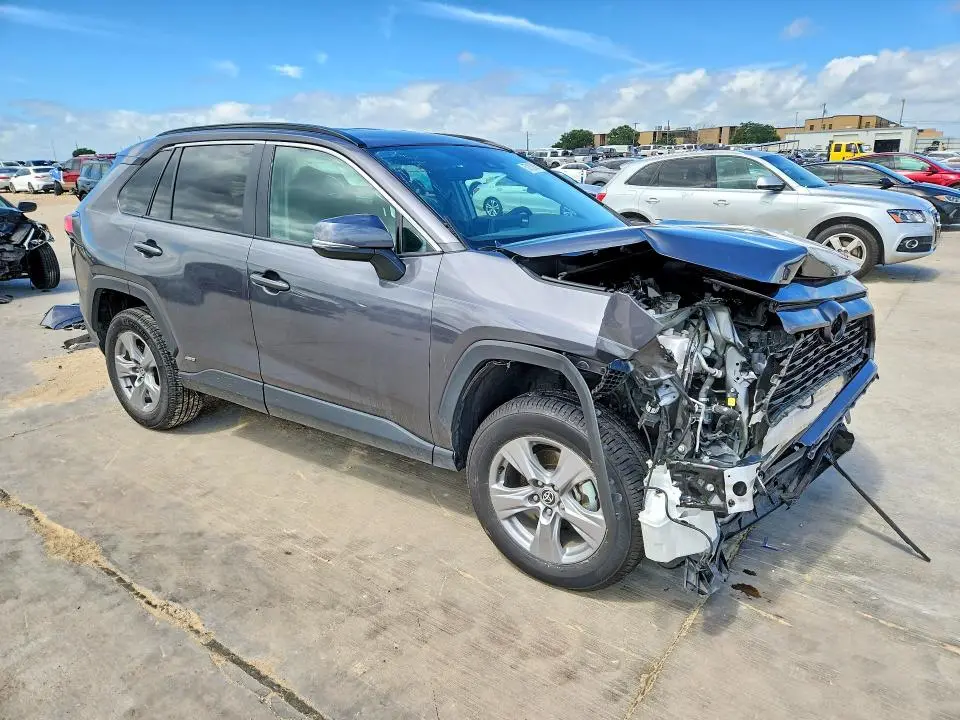 2022 TOYOTA RAV4 XLE  